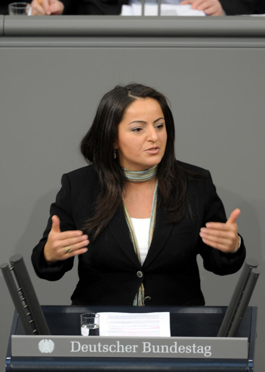 Dagdelen, Sevim Sevim Dagdelen, DIE LINKE, Bundestagsabgeordnete, Abgeordnete, Mitglied des Deutschen Bundestages, MdB, Rede, Deutscher Bundestag, 139. Sitzung, TOP 4, Thema: Staatsangehörigkeitsrecht, Redner 9.; Rednerpult.