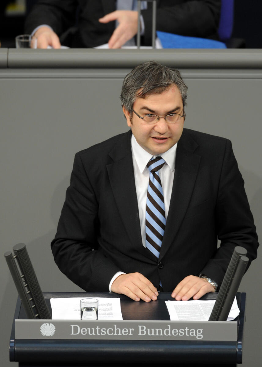 Serkan Tören, FDP, Bundestagsabgeordneter, Abgeordneter, Mitglied des Deutschen Bundestages, MdB, Rede, Deutscher Bundestag, 139. Sitzung, TOP 4, Thema: Staatsangehörigkeitsrecht, Redner 8.; Rednerpult. Tören, Serkan Serkan Tören, FDP, Bundestagsabgeordneter, Abgeordneter, Mitglied des Deutschen Bundestages, MdB, Rede, Deutscher Bundestag, 139. Sitzung, TOP 4, Thema: Staatsangehörigkeitsrecht, Redner 8.; Rednerpult.