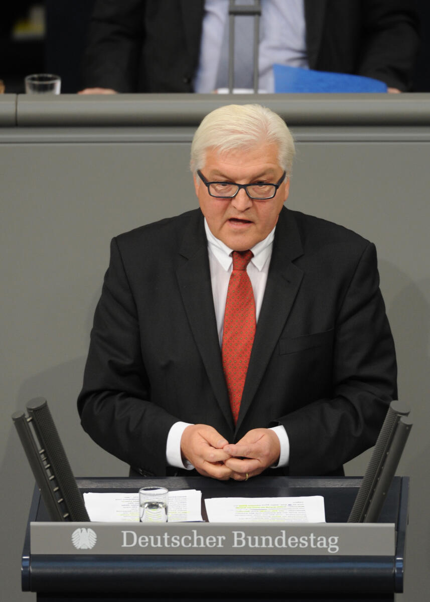 Dr. Frank-Walter Steinmeier, SPD, Bundestagsabgeordneter, Abgeordneter, Mitglied des Deutschen Bundestages, MdB, Rede, Deutscher Bundestag, 139. Sitzung, TOP 4, Thema: Staatsangehörigkeitsrecht, Redner 7.; Rednerpult. Steinmeier, Frank-Walter Dr. Frank-Walter Steinmeier, SPD, Bundestagsabgeordneter, Abgeordneter, Mitglied des Deutschen Bundestages, MdB, Rede, Deutscher Bundestag, 139. Sitzung, TOP 4, Thema: Staatsangehörigkeitsrecht, Redner 7.; Rednerpult.