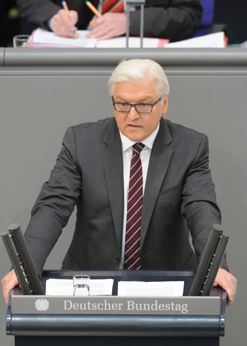 Dr. Frank-Walter Steinmeier, SPD, Bundestagsabgeordneter, Abgeordneter, Mitglied des Deutschen Bundestages, MdB, Rede, Deutscher Bundestag, 168. Sitzung, Top 3, Thema: Entscheidungslösung im Transplantationsgesetz, Redner 2.; Rednerpult. Steinmeier, Frank-Walter Dr. Frank-Walter Steinmeier, SPD, Bundestagsabgeordneter, Abgeordneter, Mitglied des Deutschen Bundestages, MdB, Rede, Deutscher Bundestag, 168. Sitzung, Top 3, Thema: Entscheidungslösung im Transplantationsgesetz, Redner 2.; Rednerpult.