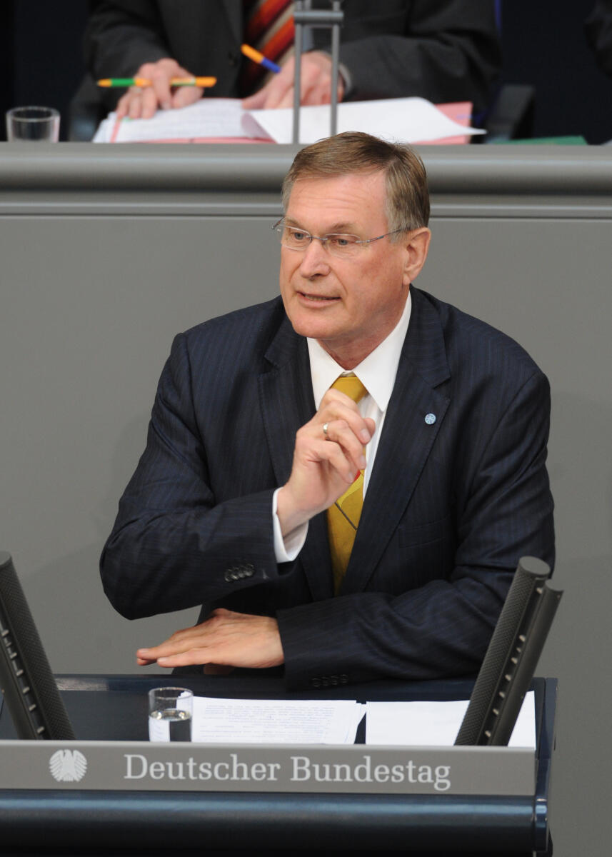 Singhammer, Johannes Johannes Singhammer, CDU/CSU, Bundestagsabgeordneter, Abgeordneter, Mitglied des Deutschen Bundestages, MdB, Rede, Deutscher Bundestag, 175. Sitzung, Top 3, Thema: Neuausrichtung der Pflegeversicherung, Redner 3.; Rednerpult.