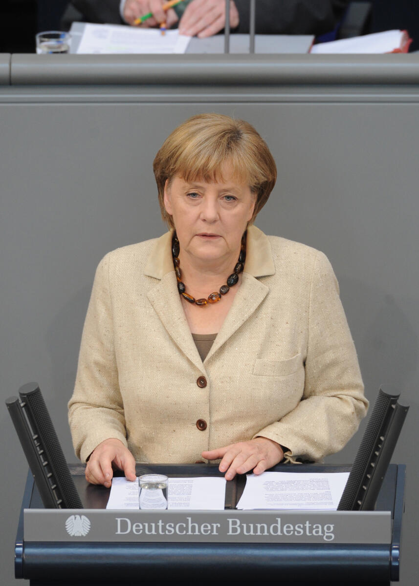 Merkel, Angela Dr. Angela Merkel, Bundeskanzlerin, CDU/CSU, Bundestagsabgeordnete, Abgeordnete, Mitglied des Deutschen Bundestages, MdB, Rede, Deutscher Bundestag, 178. Sitzung, Top 3, Thema: Regierungserklärung zum G 8-Gipfel und zum NATO-Gipfel, Redner 1.; Rednerpult.