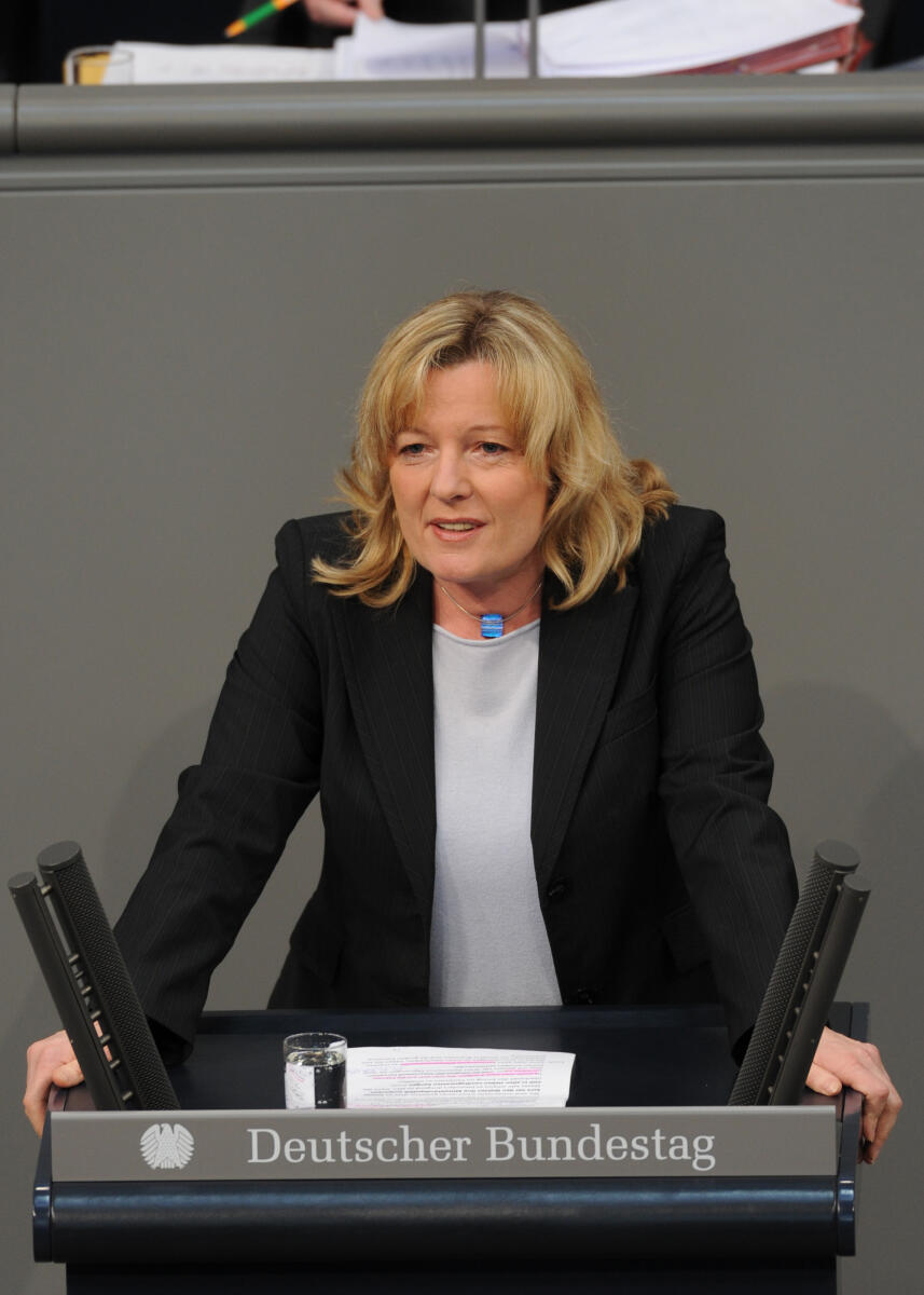 Christine Scheel, Bündnis 90/Die Grünen, Bundestagsabgeordnete, Abgeordnete, Mitglied des Deutschen Bundestages, MdB, Rede, Deutscher Bundestag, 90. Sitzung, TOP 3, Thema: Mittelstandspolitik, Redner 5.; Rednerpult. Scheel, Christine Christine Scheel, Bündnis 90/Die Grünen, Bundestagsabgeordnete, Abgeordnete, Mitglied des Deutschen Bundestages, MdB, Rede, Deutscher Bundestag, 90. Sitzung, TOP 3, Thema: Mittelstandspolitik, Redner 5.; Rednerpult.