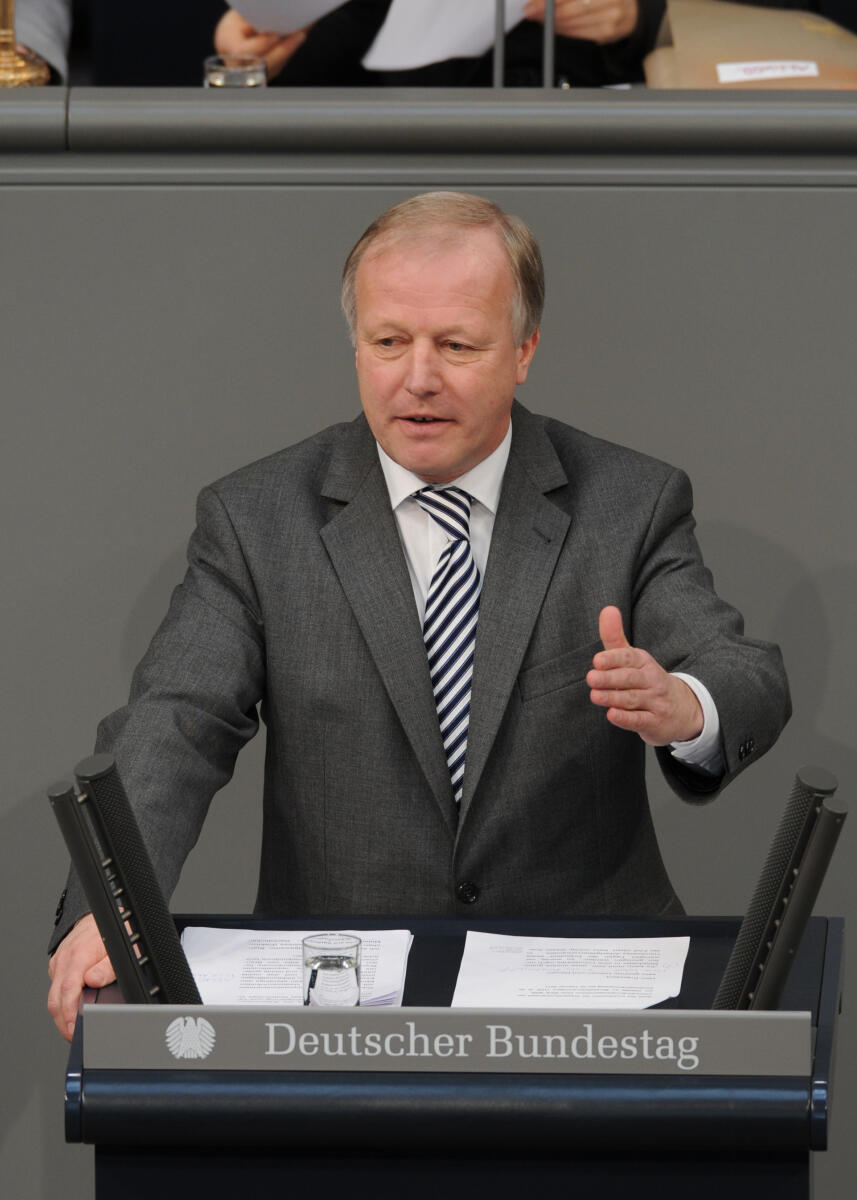 Peter Weiß, CDU/CSU, Bundestagsabgeordneter, Abgeordneter, Mitglied des Deutschen Bundestages, MdB, Rede, Deutscher Bundestag, 90. Sitzung, TOP 4, Thema: Mindestlohngesetz, Redner 2.; Rednerpult. Weiß, Peter Peter Weiß, CDU/CSU, Bundestagsabgeordneter, Abgeordneter, Mitglied des Deutschen Bundestages, MdB, Rede, Deutscher Bundestag, 90. Sitzung, TOP 4, Thema: Mindestlohngesetz, Redner 2.; Rednerpult.