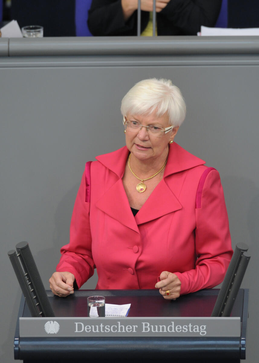 Hasselfeldt, Gerda Gerda Hasselfeldt, CDU/CSU, Bundestagsabgeordnete, Abgeordnete, Mitglied des Deutschen Bundestages, MdB, Rede, Deutscher Bundestag, 123. Sitzung, Thema: Haushaltsgesetz 2012, Epl 04, Bundeskanzlerin und Bundekanzleramt, Redner 9.; Rednerpult.