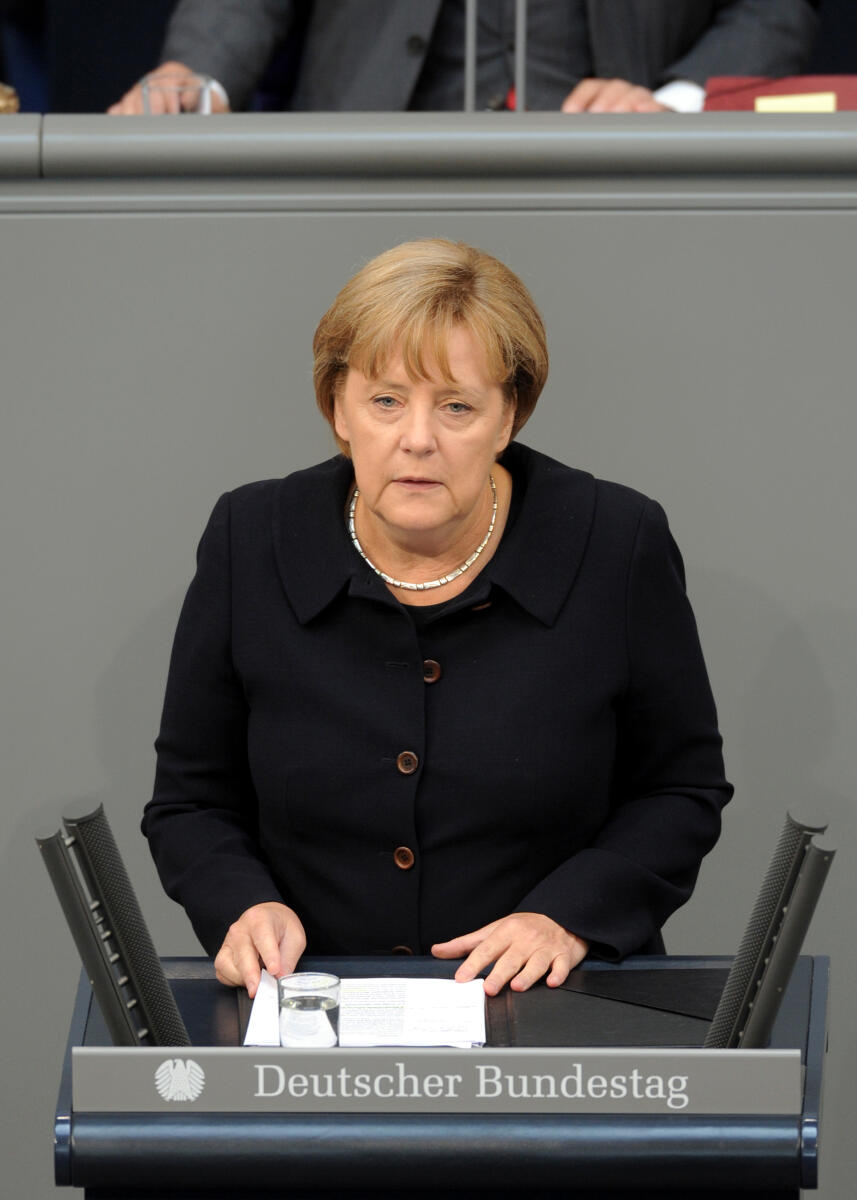 Dr. Angela Merkel, Bundeskanzlerin, CDU/CSU, Bundestagsabgeordnete, Abgeordnete, Mitglied des Deutschen Bundestages, MdB, Rede, Deutscher Bundestag, 123. Sitzung, Thema: Haushaltsgesetz 2012, Epl 04, Bundeskanzlerin und Bundekanzleramt, Redner 2.; Rednerpult. Merkel, Angela Dr. Angela Merkel, Bundeskanzlerin, CDU/CSU, Bundestagsabgeordnete, Abgeordnete, Mitglied des Deutschen Bundestages, MdB, Rede, Deutscher Bundestag, 123. Sitzung, Thema: Haushaltsgesetz 2012, Epl 04, Bundeskanzlerin und Bundekanzleramt, Redner 2.; Rednerpult.