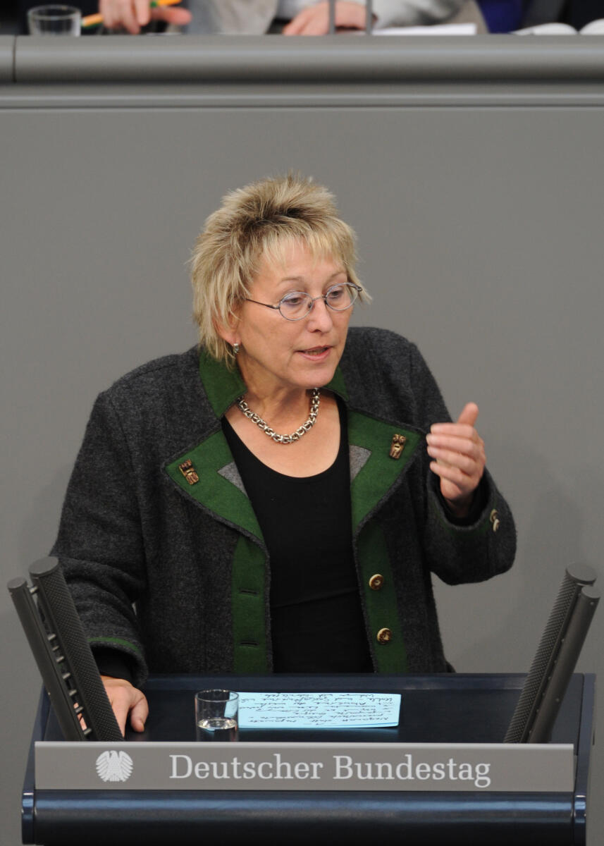 Bulling-Schröter, Eva Eva Bulling-Schröter, DIE LINKE, Bundestagsabgeordnete, Abgeordnete, Mitglied des Deutschen Bundestages, MdB, Rede, Deutscher Bundestag, 136. Sitzung, TOP 6, Thema: Energieeffizienz, Redner 9.; Rednerpult.