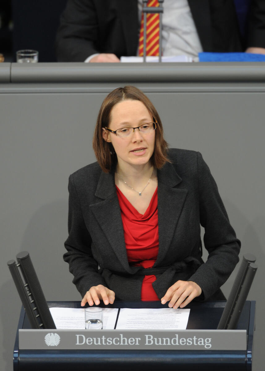 Nestle, Ingrid Ingrid Nestle, Bündnis 90/Die Grünen, Bundestagsabgeordnete, Abgeordnete, Mitglied des Deutschen Bundestages, MdB, Rede, Deutscher Bundestag, 136. Sitzung, TOP 6, Thema: Energieeffizienz, Redner 1.; Rednerpult.