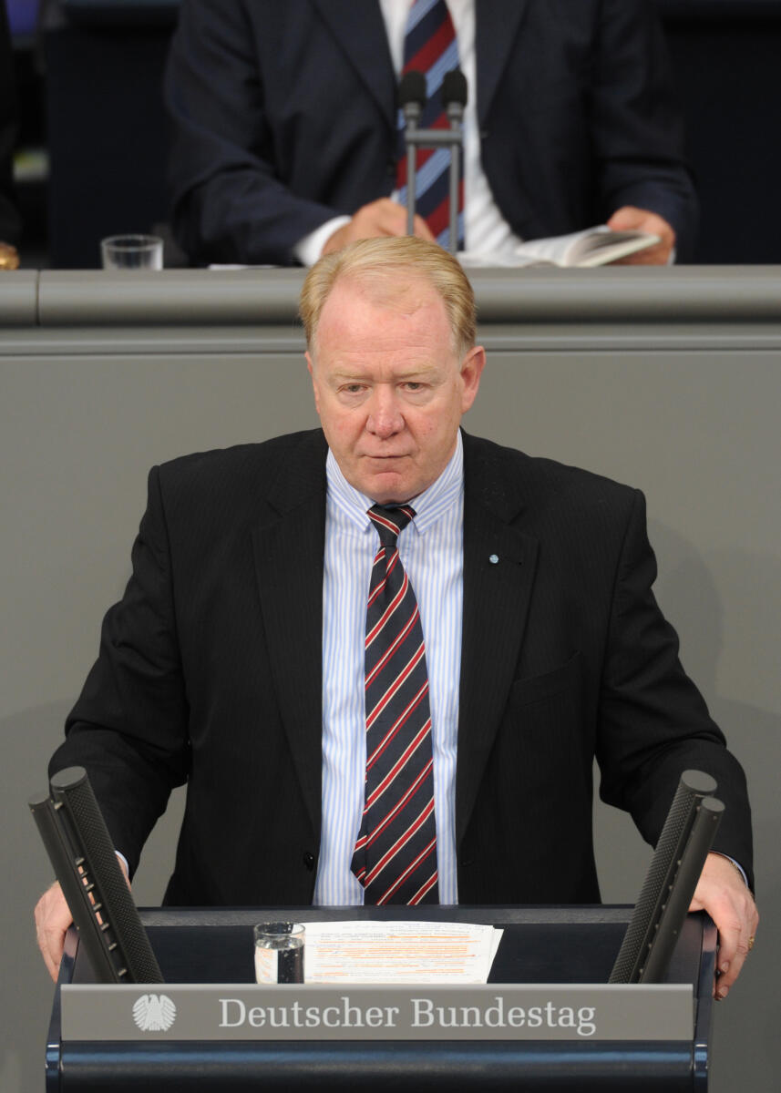 Michelbach, Hans Dr. Hans Michelbach, CDU/CSU, Bundestagsabgeordneter, Abgeordneter, Mitglied des Deutschen Bundestages, MdB, Rede, Deutscher Bundestag, 117. Sitzung, TOP 5, Thema: Bankenabgabe, Redner 6.; Rednerpult.