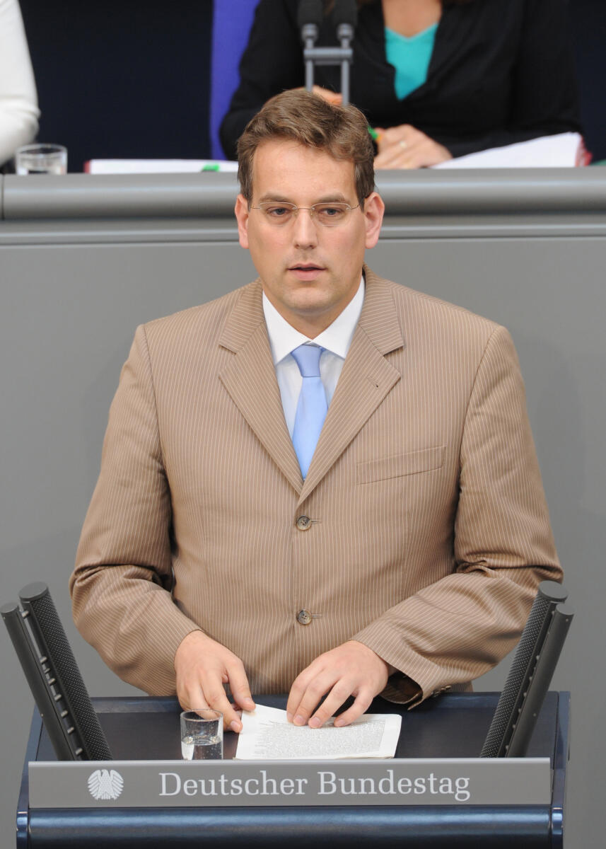 Dr. Erik Schweikert, Bundestagsabgeordneter, Abgeordneter, Mitglied des Deutschen Bundestages, MdB, Rede, Deutscher Bundestag, 120. Sitzung, TOP 6, Thema: Präimplantationsdiagnostik, Redner 21.; Rednerpult. Schweickert, Erik Dr. Erik Schweikert, Bundestagsabgeordneter, Abgeordneter, Mitglied des Deutschen Bundestages, MdB, Rede, Deutscher Bundestag, 120. Sitzung, TOP 6, Thema: Präimplantationsdiagnostik, Redner 21.; Rednerpult.