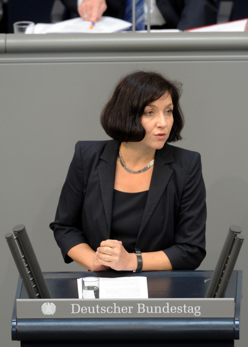 Katharina Reiche, Bundestagsabgeordnete, Abgeordnete, Mitglied des Deutschen Bundestages, MdB, Rede, Deutscher Bundestag, 120. Sitzung, TOP 6, Thema: Präimplantationsdiagnostik, Redner 17.; Rednerpult. Reiche, Katherina Katharina Reiche, Bundestagsabgeordnete, Abgeordnete, Mitglied des Deutschen Bundestages, MdB, Rede, Deutscher Bundestag, 120. Sitzung, TOP 6, Thema: Präimplantationsdiagnostik, Redner 17.; Rednerpult.