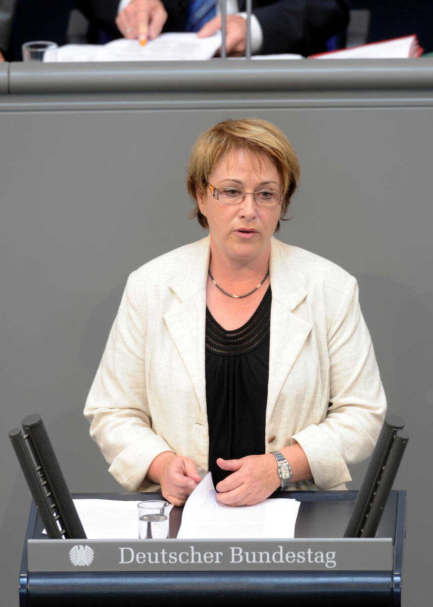 Karin Evers-Meyer, Bundestagsabgeordnete, Abgeordnete, Mitglied des Deutschen Bundestages, MdB, Rede, Deutscher Bundestag, 120. Sitzung, TOP 6, Thema: Präimplantationsdiagnostik, Redner 15.; Rednerpult. Evers-Meyer, Karin Karin Evers-Meyer, Bundestagsabgeordnete, Abgeordnete, Mitglied des Deutschen Bundestages, MdB, Rede, Deutscher Bundestag, 120. Sitzung, TOP 6, Thema: Präimplantationsdiagnostik, Redner 15.; Rednerpult.