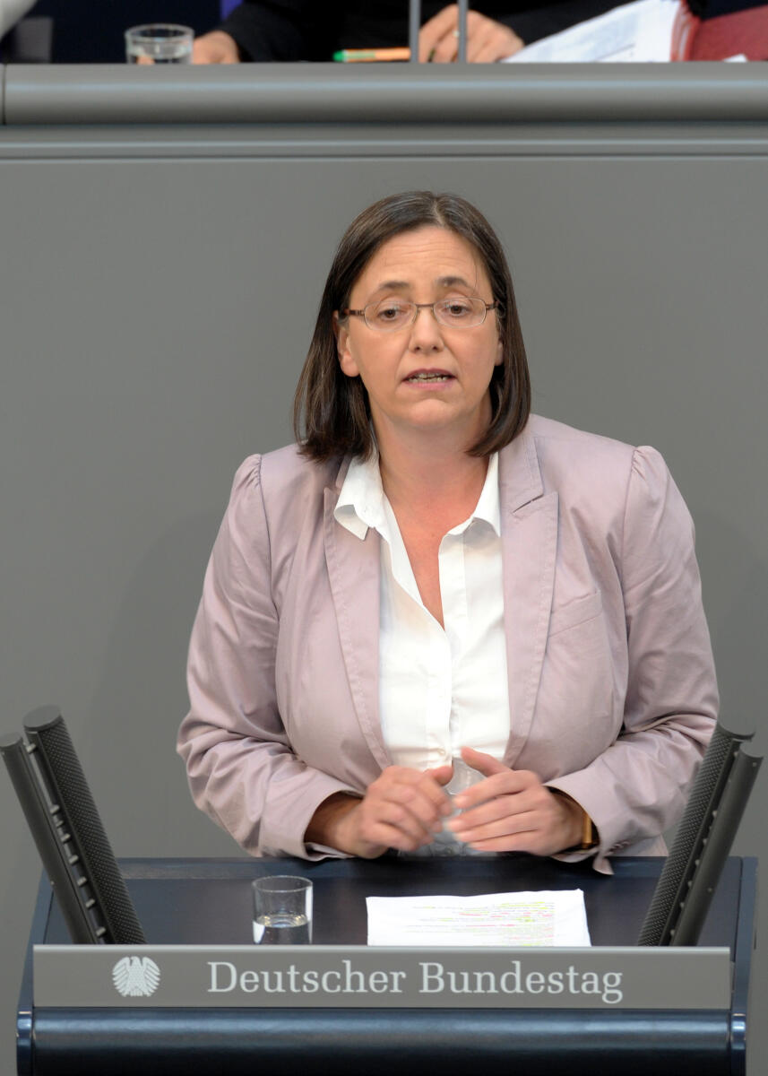 Kerstin Müller, Bundestagsabgeordnete, Abgeordnete, Mitglied des Deutschen Bundestages, MdB, Rede, Deutscher Bundestag, 120. Sitzung, TOP 6, Thema: Präimplantationsdiagnostik, Redner 31.; Rednerpult. Müller, Kerstin Kerstin Müller, Bundestagsabgeordnete, Abgeordnete, Mitglied des Deutschen Bundestages, MdB, Rede, Deutscher Bundestag, 120. Sitzung, TOP 6, Thema: Präimplantationsdiagnostik, Redner 31.; Rednerpult.