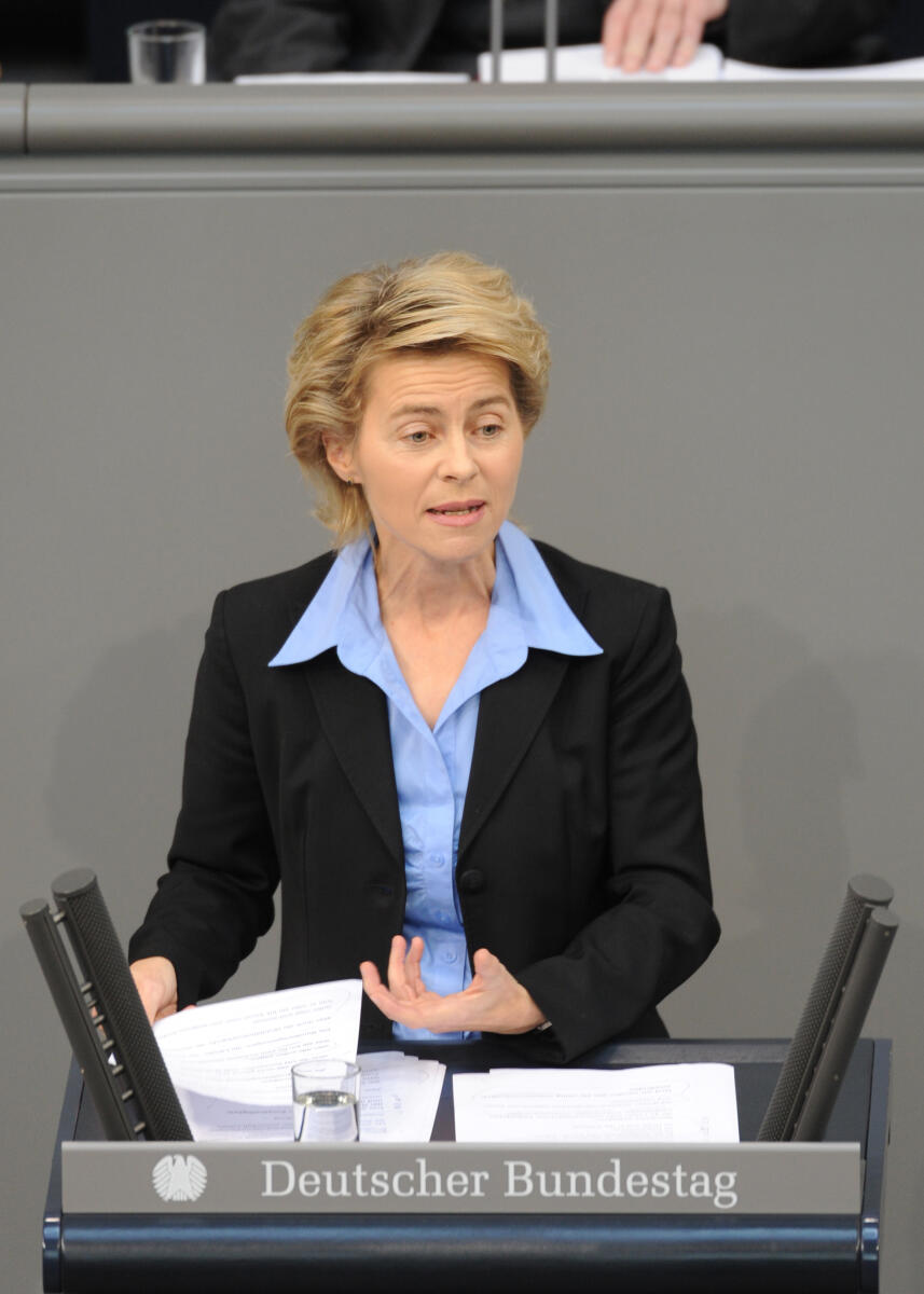 Dr. Ursula von der Leyen, BMin., CDU/CSU, Bundestagsabgeordnete, Abgeordnete, Mitglied des Deutschen Bundestages, MdB, Rede, Deutscher Bundestag, 146. Sitzung, Top 4, Thema: Rechte von Menschen mit Behinderung, Redner 2.; Rednerpult. Leyen, Ursula von der Dr. Ursula von der Leyen, BMin., CDU/CSU, Bundestagsabgeordnete, Abgeordnete, Mitglied des Deutschen Bundestages, MdB, Rede, Deutscher Bundestag, 146. Sitzung, Top 4, Thema: Rechte von Menschen mit Behinderung, Redner 2.; Rednerpult.