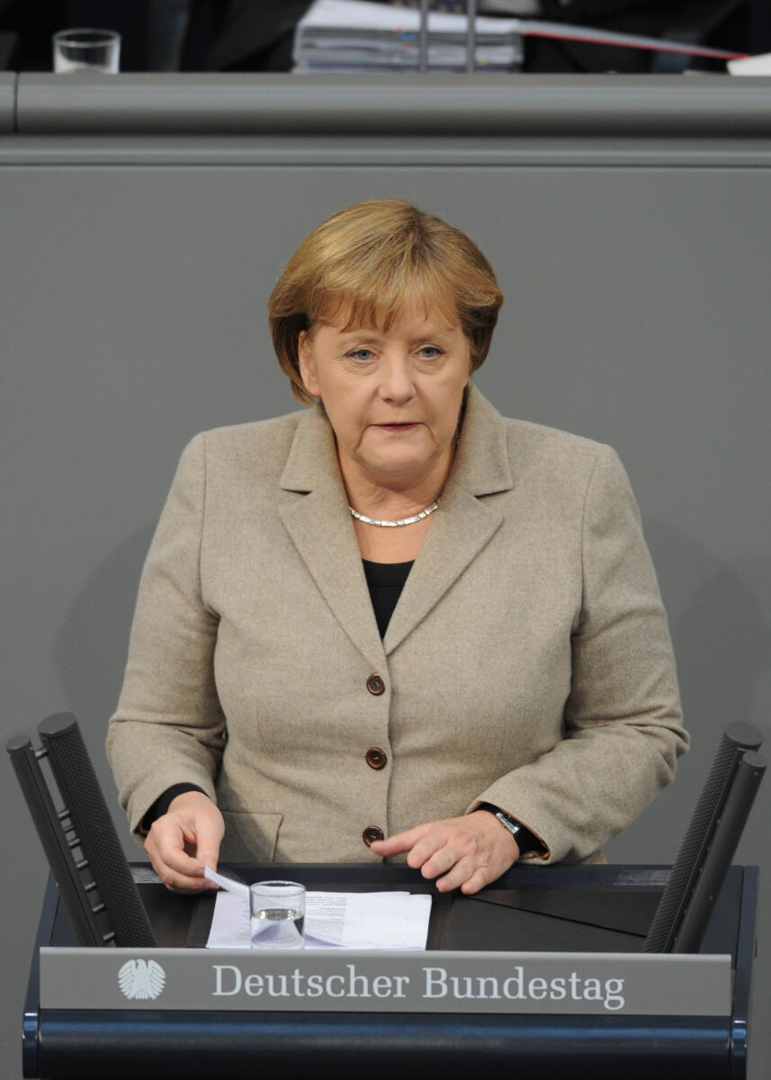 Merkel, Angela Dr. Angela Merkel, Bundeskanzlerin, CDU/CSU, Bundestagsabgeordnete, Abgeordnete, Mitglied des Deutschen Bundestages, MdB, Rede, Deutscher Bundestag, 148. Sitzung, ZP 1, Thema: Regierungserklärung zum Europäischen Rat, Redner 1.; Rednerpult.