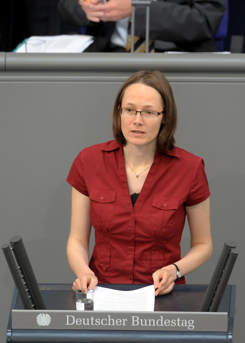 Nestle, Ingrid Ingrid Nestle, Bündnis 90/Die Grünen, Bundestagsabgeordnete, Abgeordnete, Mitglied des Deutschen Bundestages, MdB, Rede, Deutscher Bundestag, 108. Sitzung, TOP 5, Thema: Modernisierung der Stromnetze, Redner 1.; Rednerpult.