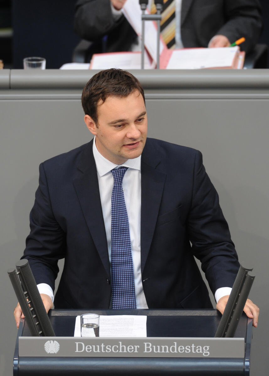 Oliver Luksic, FDP, Bundestagsabgeordneter, Abgeordneter, Mitglied des Deutschen Bundestages, MdB, Rede, Deutscher Bundestag, 108. Sitzung, ZP 1, Thema: Vereinbarte Debatte zum Hilfsantrag Portugals, Redner 3.; Rednerpult. Luksic, Oliver Oliver Luksic, FDP, Bundestagsabgeordneter, Abgeordneter, Mitglied des Deutschen Bundestages, MdB, Rede, Deutscher Bundestag, 108. Sitzung, ZP 1, Thema: Vereinbarte Debatte zum Hilfsantrag Portugals, Redner 3.; Rednerpult.