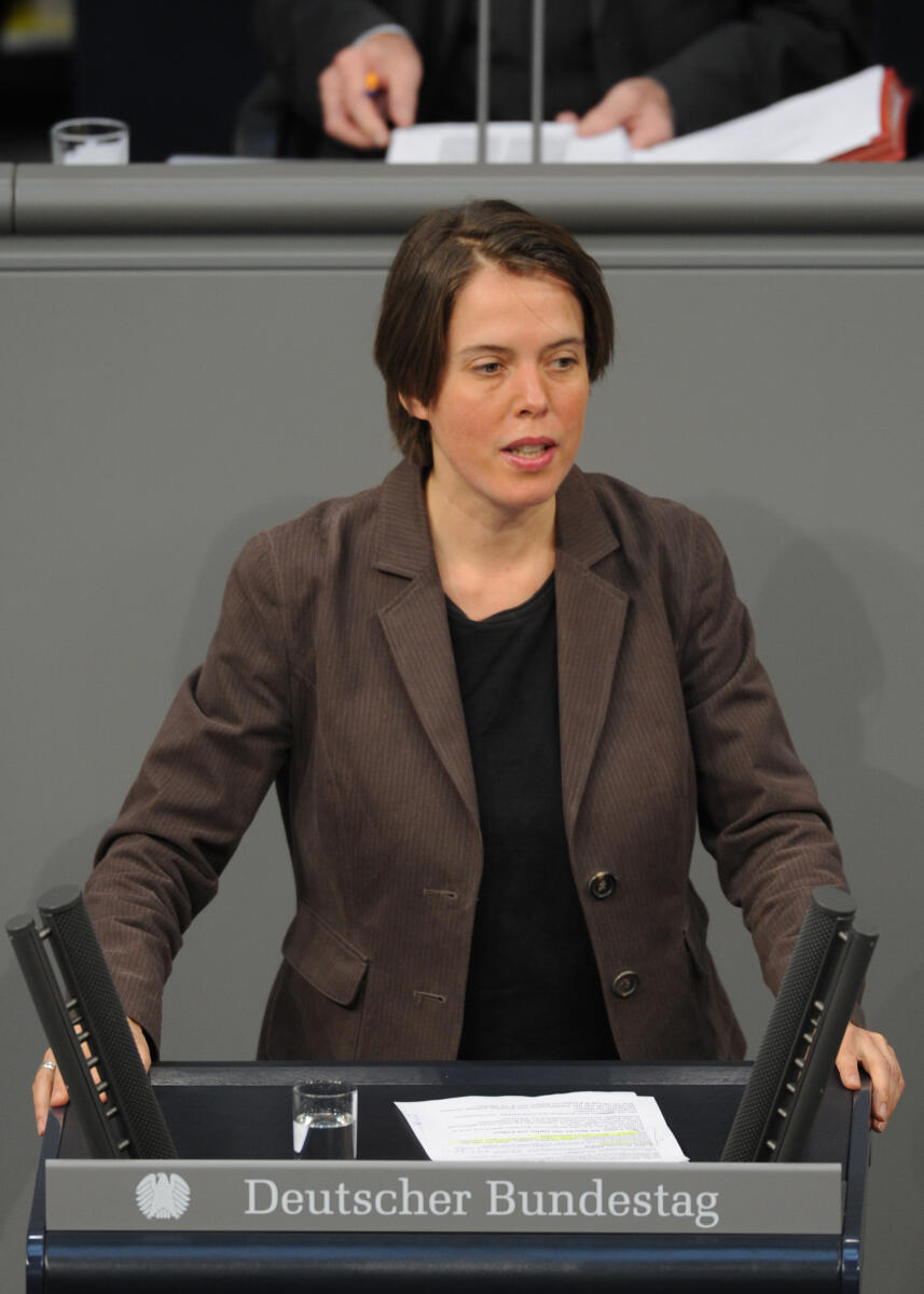 Christine Buchholz, DIE LINKE, Bundestagsabgeordnete, Abgeordnete, Mitglied des Deutschen Bundestages, MdB, Rede, Deutscher Bundestag, 149. Sitzung, Top 3, Thema: Perspektive für Afghanistan, Redner 10.; Rednerpult. Buchholz, Christine Christine Buchholz, DIE LINKE, Bundestagsabgeordnete, Abgeordnete, Mitglied des Deutschen Bundestages, MdB, Rede, Deutscher Bundestag, 149. Sitzung, Top 3, Thema: Perspektive für Afghanistan, Redner 10.; Rednerpult.