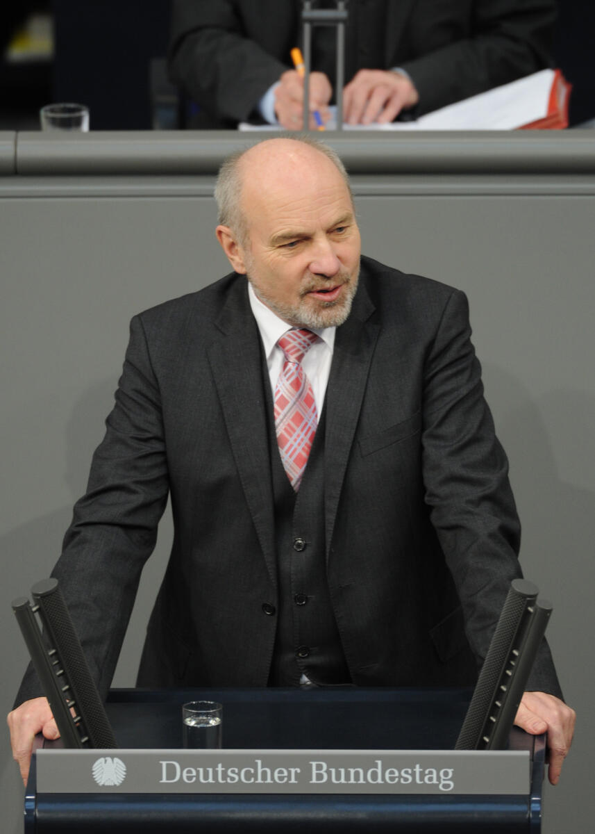 Rainer Arnold, SPD, Bundestagsabgeordneter, Abgeordneter, Mitglied des Deutschen Bundestages, MdB, Rede, Deutscher Bundestag, 149. Sitzung, Top 3, Thema: Perspektive für Afghanistan, Redner 8.; Rednerpult. Arnold, Rainer Rainer Arnold, SPD, Bundestagsabgeordneter, Abgeordneter, Mitglied des Deutschen Bundestages, MdB, Rede, Deutscher Bundestag, 149. Sitzung, Top 3, Thema: Perspektive für Afghanistan, Redner 8.; Rednerpult.