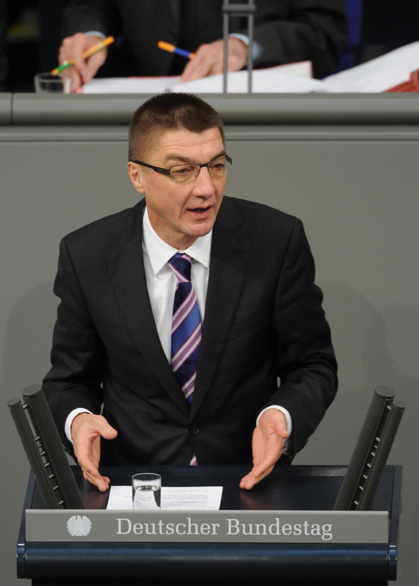 Dr. Andreas Schockenhoff, CDU/CSU, Bundestagsabgeordneter, Abgeordneter, Mitglied des Deutschen Bundestages, MdB, Rede, Deutscher Bundestag, 149. Sitzung, Top 3, Thema: Perspektive für Afghanistan, Redner 3.; Rednerpult. Schockenhoff, Andreas Dr. Andreas Schockenhoff, CDU/CSU, Bundestagsabgeordneter, Abgeordneter, Mitglied des Deutschen Bundestages, MdB, Rede, Deutscher Bundestag, 149. Sitzung, Top 3, Thema: Perspektive für Afghanistan, Redner 3.; Rednerpult.