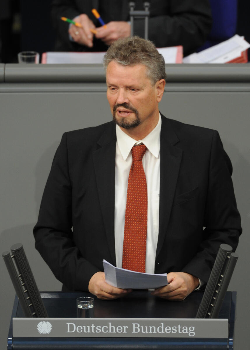 Dr. Gernot Erler, SPD, Bundestagsabgeordneter, Abgeordneter, Mitglied des Deutschen Bundestages, MdB, Rede, Deutscher Bundestag, 149. Sitzung, Top 3, Thema: Perspektive für Afghanistan, Redner 2.; Rednerpult. Erler, Gernot Dr. Gernot Erler, SPD, Bundestagsabgeordneter, Abgeordneter, Mitglied des Deutschen Bundestages, MdB, Rede, Deutscher Bundestag, 149. Sitzung, Top 3, Thema: Perspektive für Afghanistan, Redner 2.; Rednerpult.