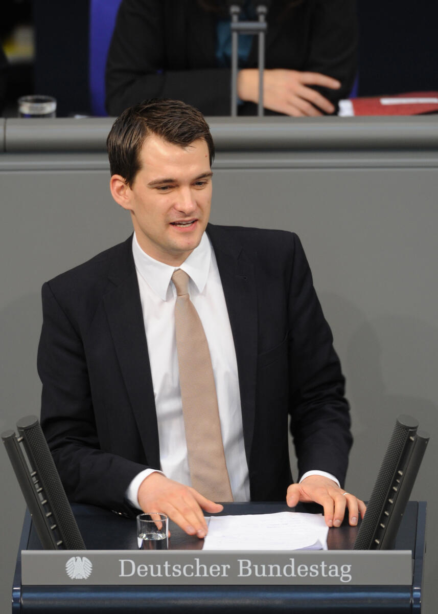 Vogel, Johannes Johannes Vogel, FDP, Bundestagsabgeordneter, Abgeordneter, Mitglied des Deutschen Bundestages, MdB, Rede, Deutscher Bundestag, 149. Sitzung, Top 4, Thema: Rente ab 67, Redner 11.; Rednerpult.