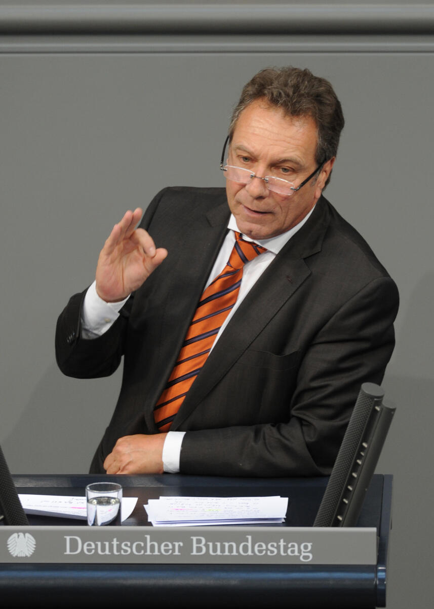 Klaus Ernst, DIE LINKE, Bundestagsabgeordneter, Abgeordneter, Mitglied des Deutschen Bundestages, MdB, Rede, Deutscher Bundestag, 149. Sitzung, Top 4, Thema: Rente ab 67, Redner 1.; Rednerpult. Ernst, Klaus Klaus Ernst, DIE LINKE, Bundestagsabgeordneter, Abgeordneter, Mitglied des Deutschen Bundestages, MdB, Rede, Deutscher Bundestag, 149. Sitzung, Top 4, Thema: Rente ab 67, Redner 1.; Rednerpult.