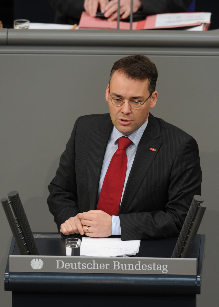 Peter Friedrich, SPD, Bundestagsabgeordneter, Abgeordneter, Mitglied des Deutschen Bundestages, MdB, Rede, Deutscher Bundestag, 90. Sitzung, TOP 3, Thema: Mittelstandspolitik, Redner 2.; Rednerpult. Friedrich, Peter Peter Friedrich, SPD, Bundestagsabgeordneter, Abgeordneter, Mitglied des Deutschen Bundestages, MdB, Rede, Deutscher Bundestag, 90. Sitzung, TOP 3, Thema: Mittelstandspolitik, Redner 2.; Rednerpult.