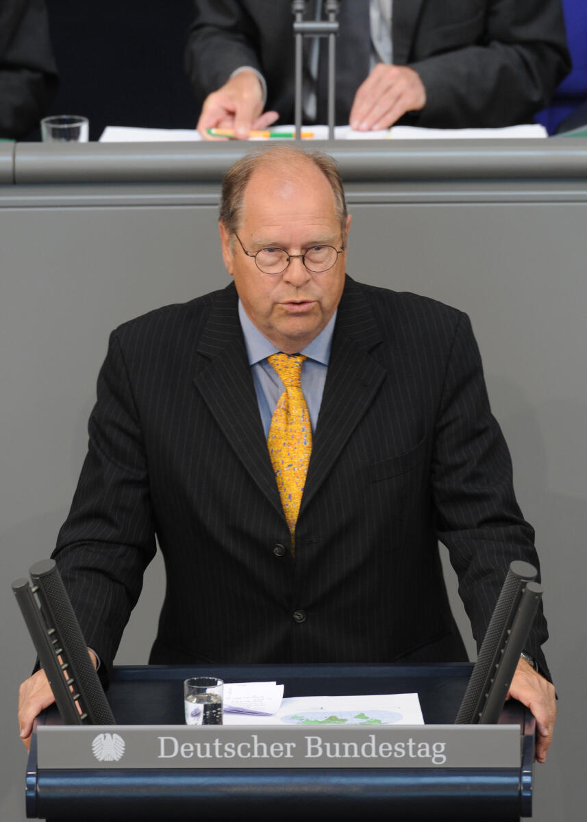 Hartwig Fischer, CDU/CSU, Bundestagsabgeordneter, Abgeordneter, Mitglied des Deutschen Bundestages, MdB, Rede, Deutscher Bundestag, 111. Sitzung, TOP 3, Thema: Regierungserklärung zum G-8-Gipfel und anschliessende Aussprache, Redner 12.; Rednerpult. Fischer, Hartwig Hartwig Fischer, CDU/CSU, Bundestagsabgeordneter, Abgeordneter, Mitglied des Deutschen Bundestages, MdB, Rede, Deutscher Bundestag, 111. Sitzung, TOP 3, Thema: Regierungserklärung zum G-8-Gipfel und anschliessende Aussprache, Redner 12.; Rednerpult.