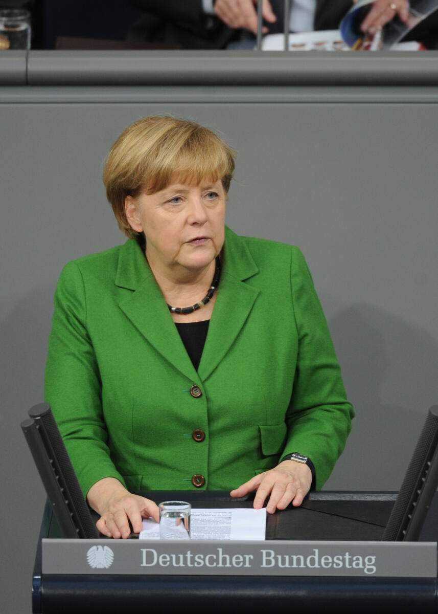 Dr. Angela Merkel, Bundeskanzlerin, CDU/CSU, Bundestagsabgeordnete, Abgeordnete, Mitglied des Deutschen Bundestages, MdB, Rede, Deutscher Bundestag, 2. Sitzung, Top 1, Thema: Regierungserklärung zum EU-Gipfel "Östliche Partnerschaft", Redner 1.; Rednerpult. Merkel, Angela Dr. Angela Merkel, Bundeskanzlerin, CDU/CSU, Bundestagsabgeordnete, Abgeordnete, Mitglied des Deutschen Bundestages, MdB, Rede, Deutscher Bundestag, 2. Sitzung, Top 1, Thema: Regierungserklärung zum EU-Gipfel "Östliche Partnerschaft", Redner 1.; Rednerpult.
