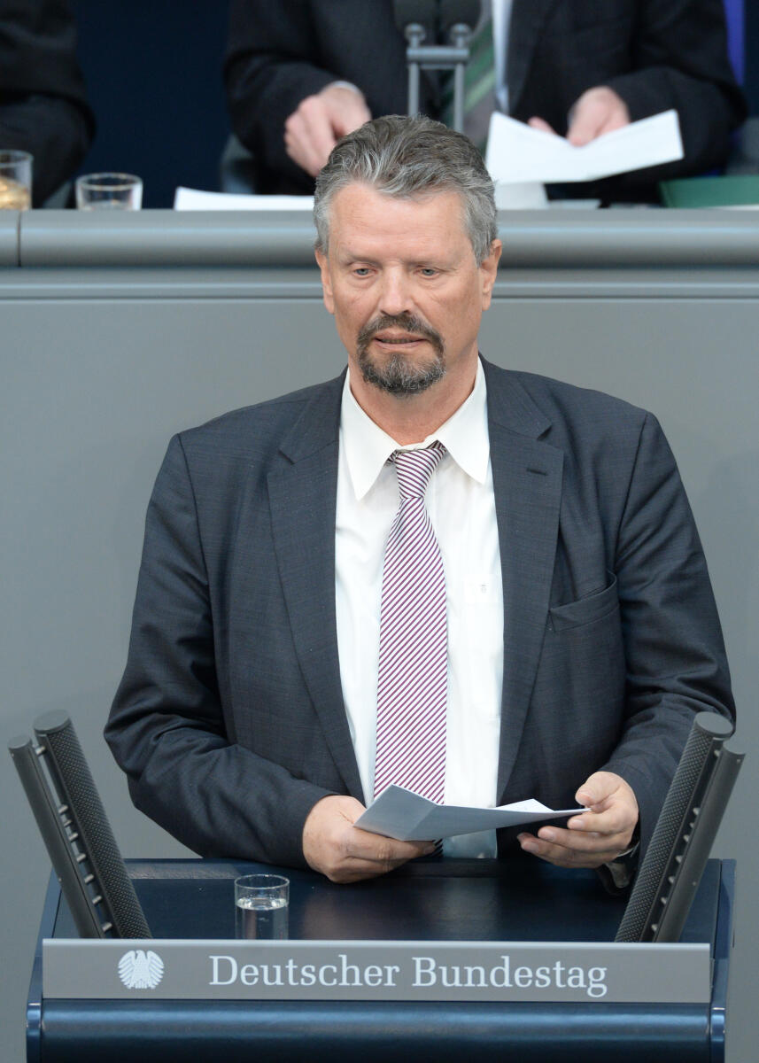 Gernot Erler, SPD, Bundestagsabgeordneter, Abgeordneter, Mitglied des Deutschen Bundestages, MdB, Rede, Deutscher Bundestag, 20. Sitzung, Top 3, Thema: Lage in der Ukraine, Redner 8.; Rednerpult. Erler, Gernot Gernot Erler, SPD, Bundestagsabgeordneter, Abgeordneter, Mitglied des Deutschen Bundestages, MdB, Rede, Deutscher Bundestag, 20. Sitzung, Top 3, Thema: Lage in der Ukraine, Redner 8.; Rednerpult.