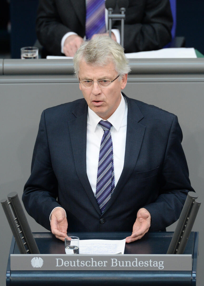 Karl-Georg Wellmann, CDU/CSU, Bundestagsabgeordneter, Abgeordneter, Mitglied des Deutschen Bundestages, MdB, Rede, Deutscher Bundestag, 17. Sitzung, ZP 3, Thema: Vereinbarte Debatte zur Lage in der Ukraine, Redner 11.; Rednerpult. Wellmann, Karl-Georg Karl-Georg Wellmann, CDU/CSU, Bundestagsabgeordneter, Abgeordneter, Mitglied des Deutschen Bundestages, MdB, Rede, Deutscher Bundestag, 17. Sitzung, ZP 3, Thema: Vereinbarte Debatte zur Lage in der Ukraine, Redner 11.; Rednerpult.