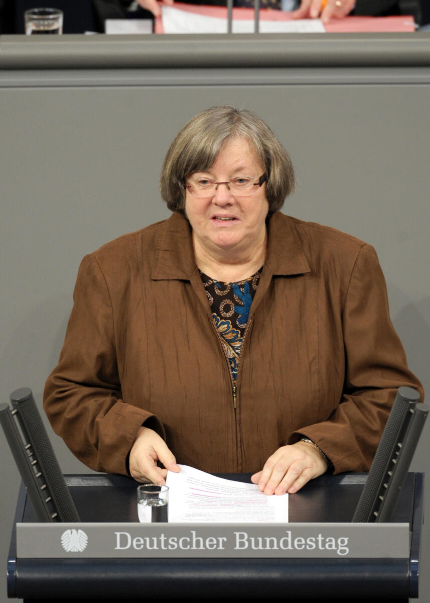 Dr. Rosemarie Hein, DIE LINKE, Bundestagsabgeordnete, Abgeordnete, Mitglied des Deutschen Bundestages, MdB, Rede, Deutscher Bundestag, 8. Sitzung, Top 3, Thema: Pisa-Studie 2012, Redner 2.; Rednerpult. Hein, Rosemarie Dr. Rosemarie Hein, DIE LINKE, Bundestagsabgeordnete, Abgeordnete, Mitglied des Deutschen Bundestages, MdB, Rede, Deutscher Bundestag, 8. Sitzung, Top 3, Thema: Pisa-Studie 2012, Redner 2.; Rednerpult.