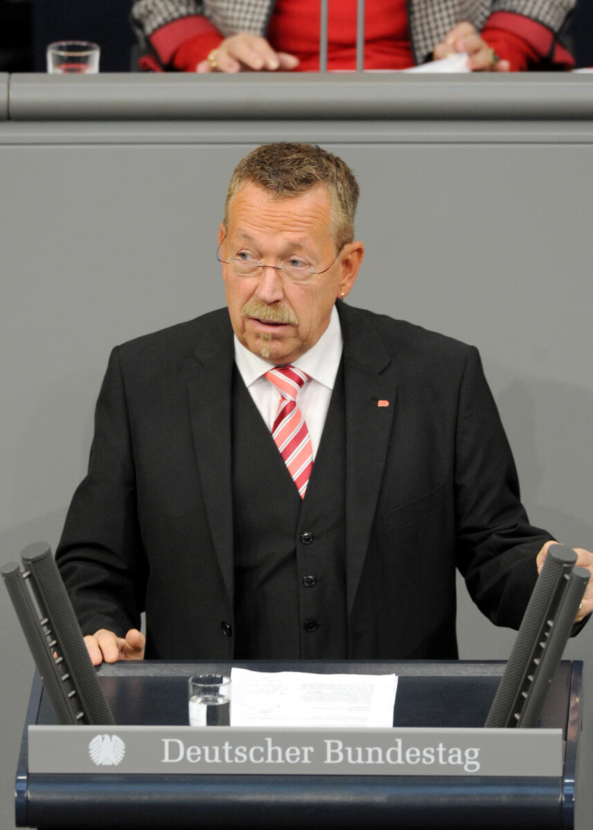Karl-Heinz Brunner, SPD, Bundestagsabgeordneter, Abgeordneter, Mitglied des Deutschen Bundestages, MdB, Rede, Deutscher Bundestag, 8. Sitzung, Top 4, Thema: Jahresbericht 2012 des Wehrbeauftragten, Redner 8.; Rednerpult. Brunner, Karl-Heinz Karl-Heinz Brunner, SPD, Bundestagsabgeordneter, Abgeordneter, Mitglied des Deutschen Bundestages, MdB, Rede, Deutscher Bundestag, 8. Sitzung, Top 4, Thema: Jahresbericht 2012 des Wehrbeauftragten, Redner 8.; Rednerpult.