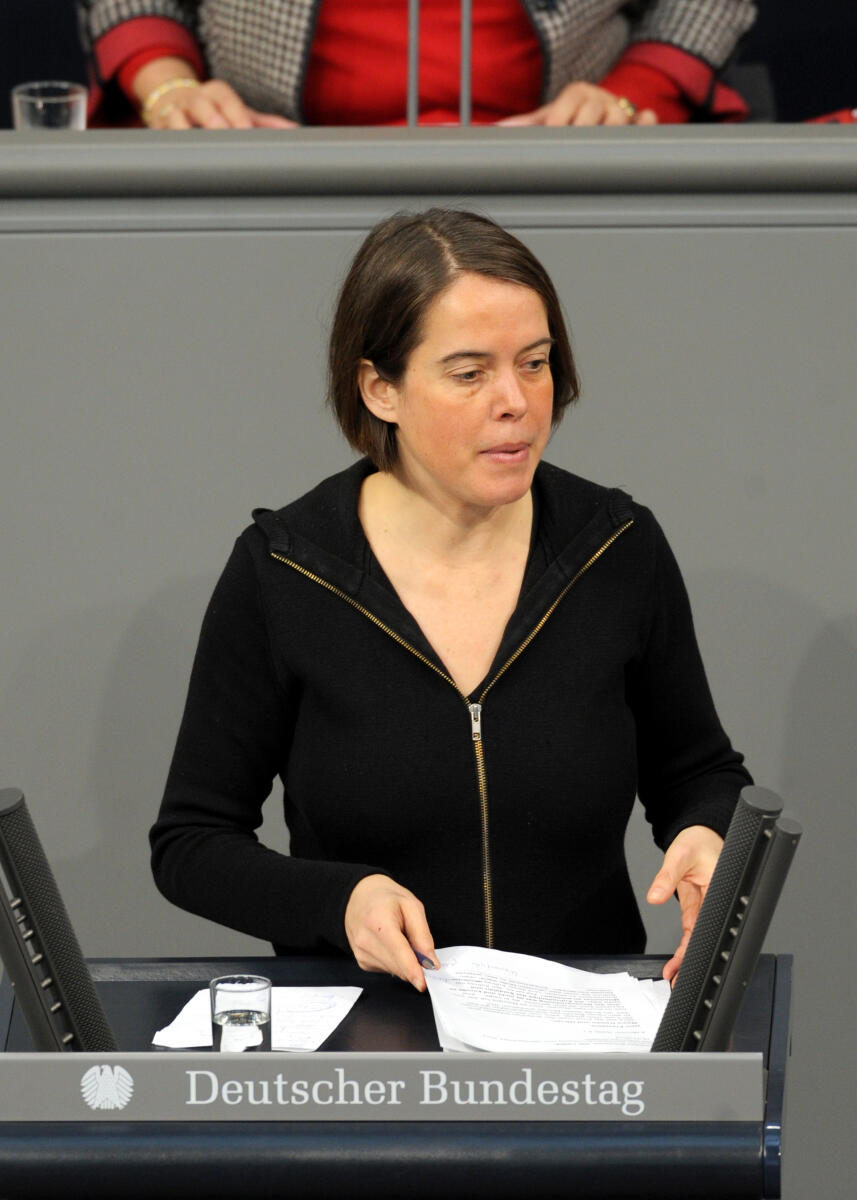 Christine Buchholz, DIE LINKE, Bundestagsabgeordnete, Abgeordnete, Mitglied des Deutschen Bundestages, MdB, Rede, Deutscher Bundestag, 8. Sitzung, Top 4, Thema: Jahresbericht 2012 des Wehrbeauftragten, Redner 3.; Rednerpult. Buchholz, Christine Christine Buchholz, DIE LINKE, Bundestagsabgeordnete, Abgeordnete, Mitglied des Deutschen Bundestages, MdB, Rede, Deutscher Bundestag, 8. Sitzung, Top 4, Thema: Jahresbericht 2012 des Wehrbeauftragten, Redner 3.; Rednerpult.