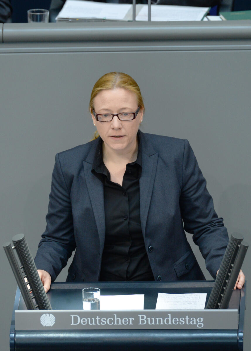 Dagmar Schmidt, SPD, Bundestagsabgeordnete, Abgeordnete, Mitglied des Deutschen Bundestages, MdB, Rede, Deutscher Bundestag, 26. Sitzung, Top 3, Thema: Leistungsverbesserungen in der Rentenversicherung, Redner 13.; Rednerpult. Schmidt, Dagmar Dagmar Schmidt, SPD, Bundestagsabgeordnete, Abgeordnete, Mitglied des Deutschen Bundestages, MdB, Rede, Deutscher Bundestag, 26. Sitzung, Top 3, Thema: Leistungsverbesserungen in der Rentenversicherung, Redner 13.; Rednerpult.