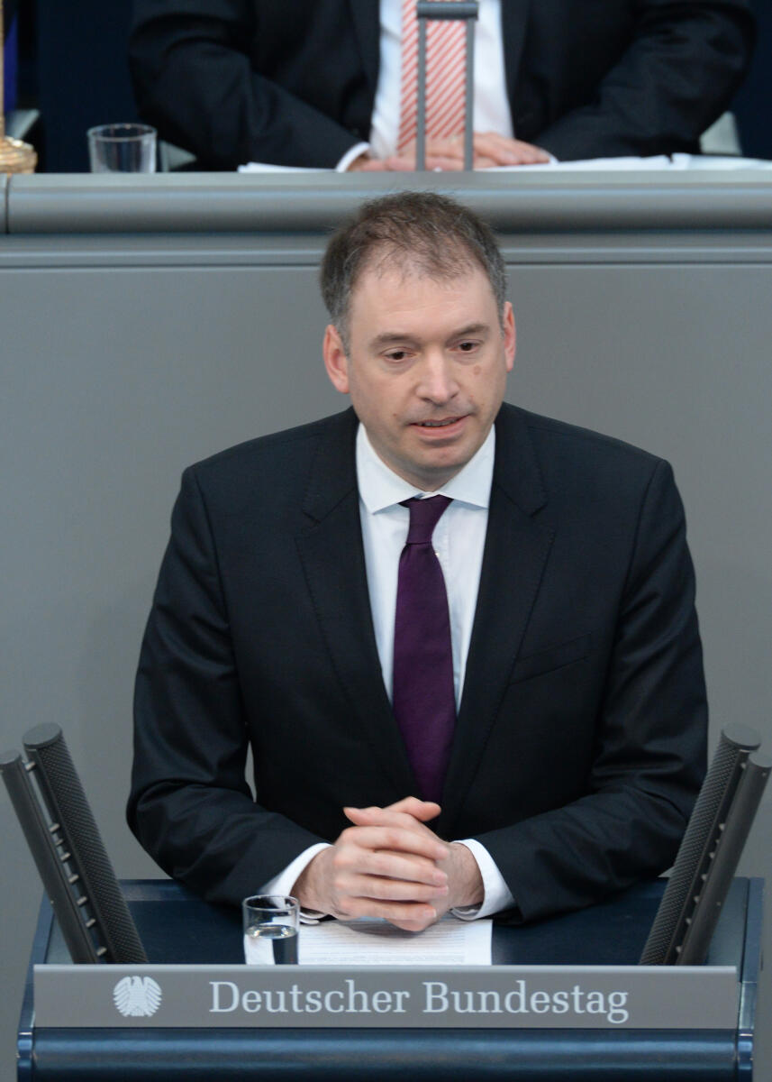 Niels Annen, SPD, Bundestagsabgeordneter, Abgeordneter, Mitglied des Deutschen Bundestages, MdB, Rede, Deutscher Bundestag, 14. Sitzung, Top 4, Thema: Bundeswehreinsatz in Afghanistan (ISAF), Redner 5.; Rednerpult. Annen, Niels Niels Annen, SPD, Bundestagsabgeordneter, Abgeordneter, Mitglied des Deutschen Bundestages, MdB, Rede, Deutscher Bundestag, 14. Sitzung, Top 4, Thema: Bundeswehreinsatz in Afghanistan (ISAF), Redner 5.; Rednerpult.