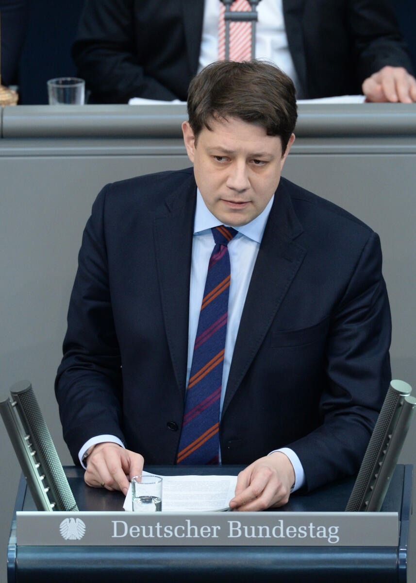 Philipp Mißfelder, CDU/CSU, Bundestagsabgeordneter, Abgeordneter, Mitglied des Deutschen Bundestages, MdB, Rede, Deutscher Bundestag, 14. Sitzung, Top 4, Thema: Bundeswehreinsatz in Afghanistan (ISAF), Redner 6.; Rednerpult. Mißfelder, Philipp Philipp Mißfelder, CDU/CSU, Bundestagsabgeordneter, Abgeordneter, Mitglied des Deutschen Bundestages, MdB, Rede, Deutscher Bundestag, 14. Sitzung, Top 4, Thema: Bundeswehreinsatz in Afghanistan (ISAF), Redner 6.; Rednerpult.