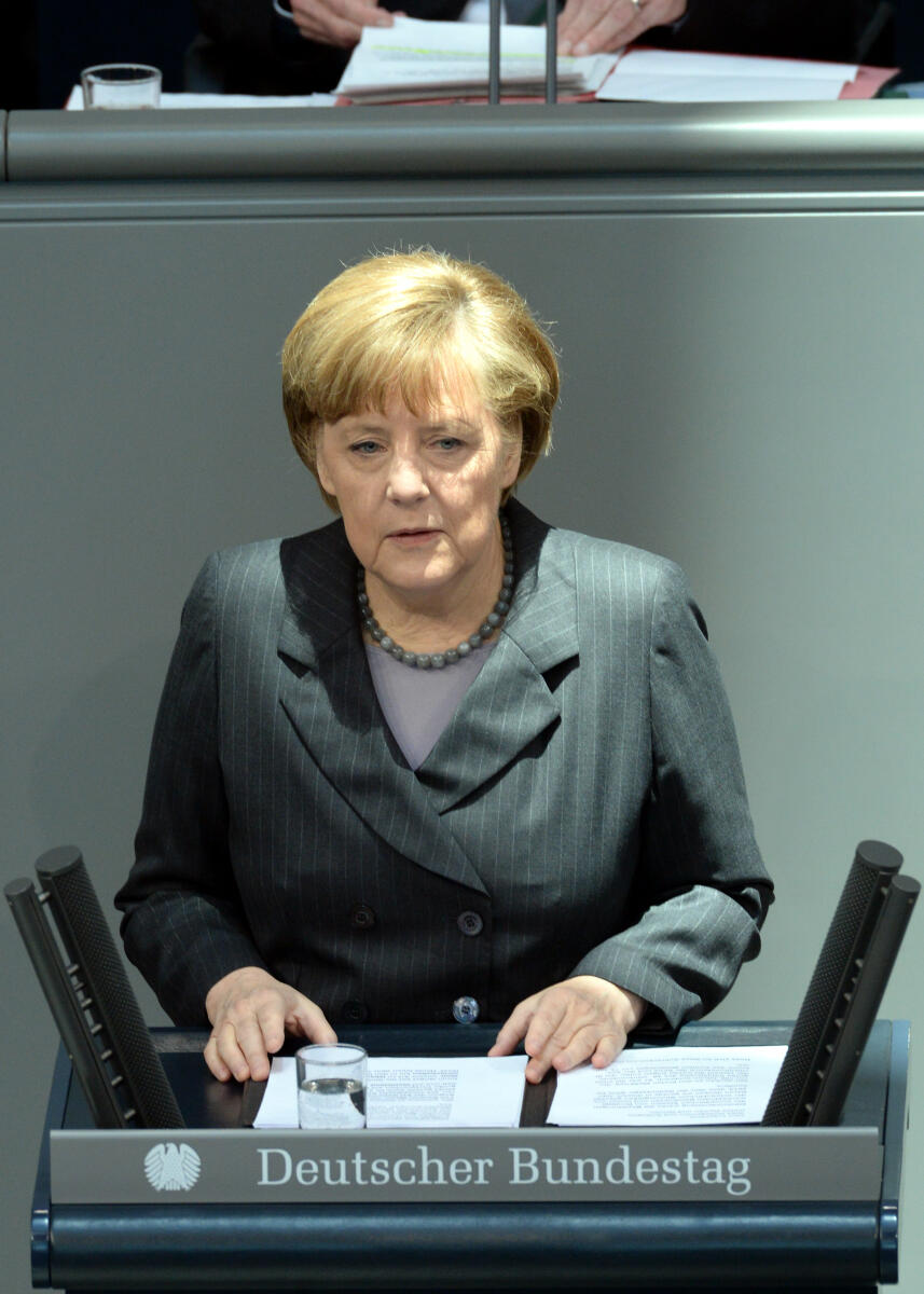 Dr. Angela Merkel, Bundeskanzlerin, CDU/CSU, Bundestagsabgeordnete, Abgeordnete, Mitglied des Deutschen Bundestages, MdB, Rede, Deutscher Bundestag, 20. Sitzung, Top 3, Thema: Regierungserklärung zur Lage in der Ukraine, Redner 1.; Rednerpult. Merkel, Angela Dr. Angela Merkel, Bundeskanzlerin, CDU/CSU, Bundestagsabgeordnete, Abgeordnete, Mitglied des Deutschen Bundestages, MdB, Rede, Deutscher Bundestag, 20. Sitzung, Top 3, Thema: Regierungserklärung zur Lage in der Ukraine, Redner 1.; Rednerpult.