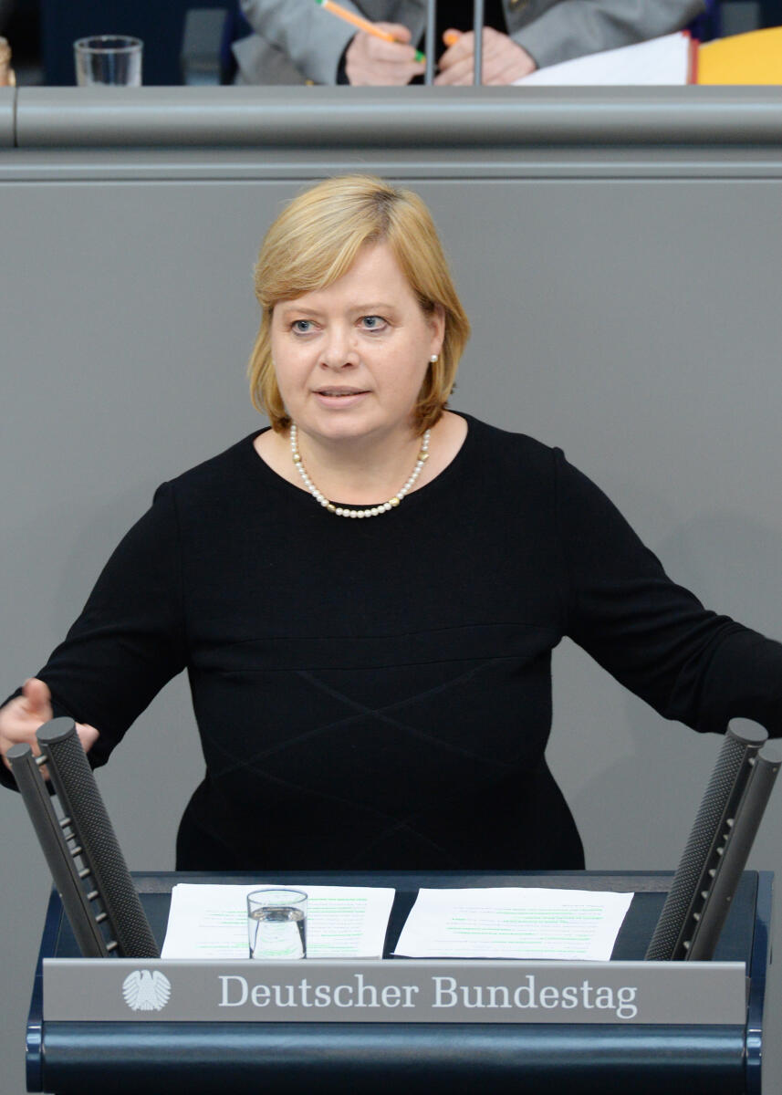 Dr. Gesine Lötzsch, DIE LINKE, Bundestagsabgeordnete, Abgeordnete, Mitglied des Deutschen Bundestages, MdB, Rede, Deutscher Bundestag, 29. Sitzung, Epl 04, Thema: Haushalt 2014 - Bundeskanzlerin und Bundeskanzleramt, Redner 6.; Rednerpult. Lötzsch, Gesine Dr. Gesine Lötzsch, DIE LINKE, Bundestagsabgeordnete, Abgeordnete, Mitglied des Deutschen Bundestages, MdB, Rede, Deutscher Bundestag, 29. Sitzung, Epl 04, Thema: Haushalt 2014 - Bundeskanzlerin und Bundeskanzleramt, Redner 6.; Rednerpult.