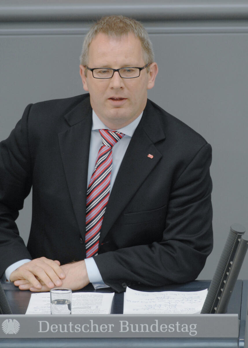 Kahrs, Johannes Johannes Kahrs, SPD, Bundestagsabgeordneter, Abgeordneter, Mitglied des Deutschen Bundestages, MdB, Rede, Deutscher Bundestag, 28. Sitzung, Top 1, Thema: Einbringung Haushaltsgesetz 2014 Finanzplan, Redner 8. (ARCHIVFOTO); Rednerpult.