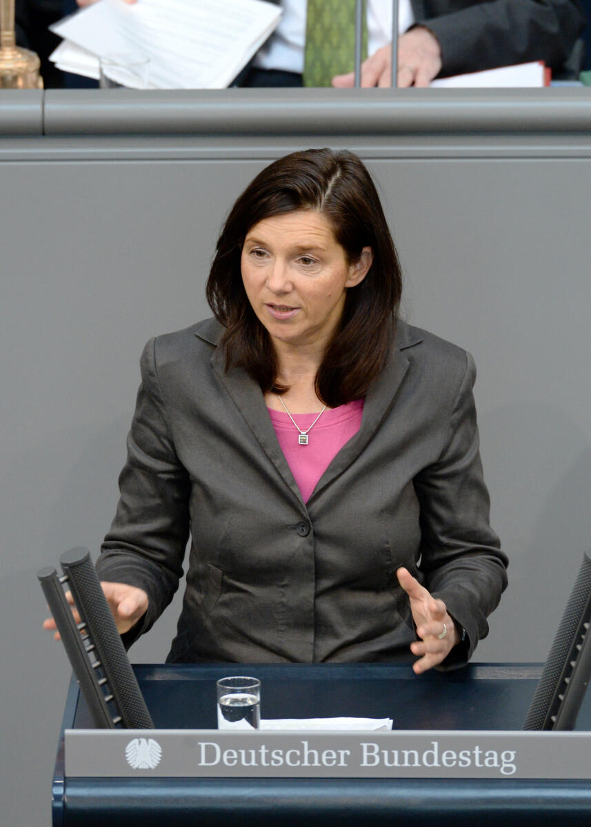 Katrin Göring-Eckardt, Bündnis 90/Die Grünen, Bundestagsabgeordnete, Abgeordnete, Mitglied des Deutschen Bundestages, MdB, Rede, Deutscher Bundestag, 29. Sitzung, Epl 04, Thema: Haushalt 2014 - Bundeskanzlerin und Bundeskanzleramt, Redner 3.; Rednerpult. Göring-Eckardt, Katrin Katrin Göring-Eckardt, Bündnis 90/Die Grünen, Bundestagsabgeordnete, Abgeordnete, Mitglied des Deutschen Bundestages, MdB, Rede, Deutscher Bundestag, 29. Sitzung, Epl 04, Thema: Haushalt 2014 - Bundeskanzlerin und Bundeskanzleramt, Redner 3.; Rednerpult.
