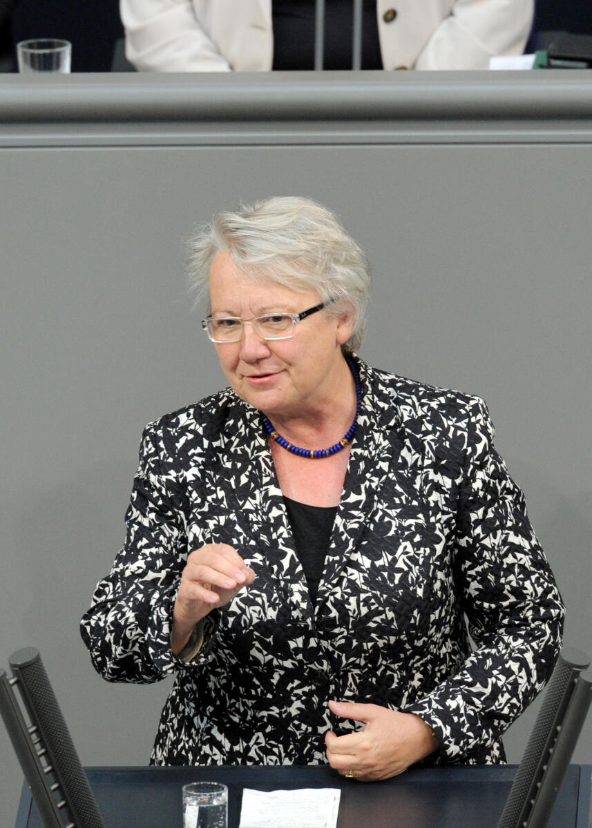Annette Schavan, CDU/CSU, Bundestagsabgeordnete, Abgeordnete, Mitglied des Deutschen Bundestages, MdB, Rede, Deutscher Bundestag, 42. Sitzung, Epl 04, Thema: Haushaltsgesetz 2014 - Bundeskanzlerin und Bundeskanzleramt, Redner 17.; Rednerpult. Schavan, Annette Annette Schavan, CDU/CSU, Bundestagsabgeordnete, Abgeordnete, Mitglied des Deutschen Bundestages, MdB, Rede, Deutscher Bundestag, 42. Sitzung, Epl 04, Thema: Haushaltsgesetz 2014 - Bundeskanzlerin und Bundeskanzleramt, Redner 17.; Rednerpult.