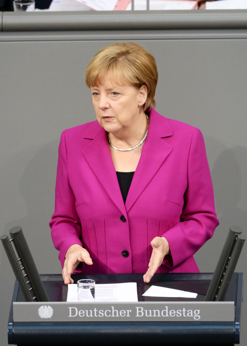 Merkel, Angela Dr. Angela Merkel, Bundeskanzlerin, CDU/CSU, Bundestagsabgeordnete, Abgeordnete, Mitglied des Deutschen Bundestages, MdB, Rede, Deutscher Bundestag, 42. Sitzung, Epl 04, Thema: Haushaltsgesetz 2014 - Bundeskanzlerin und Bundeskanzleramt, Redner 2.; Rednerpult.