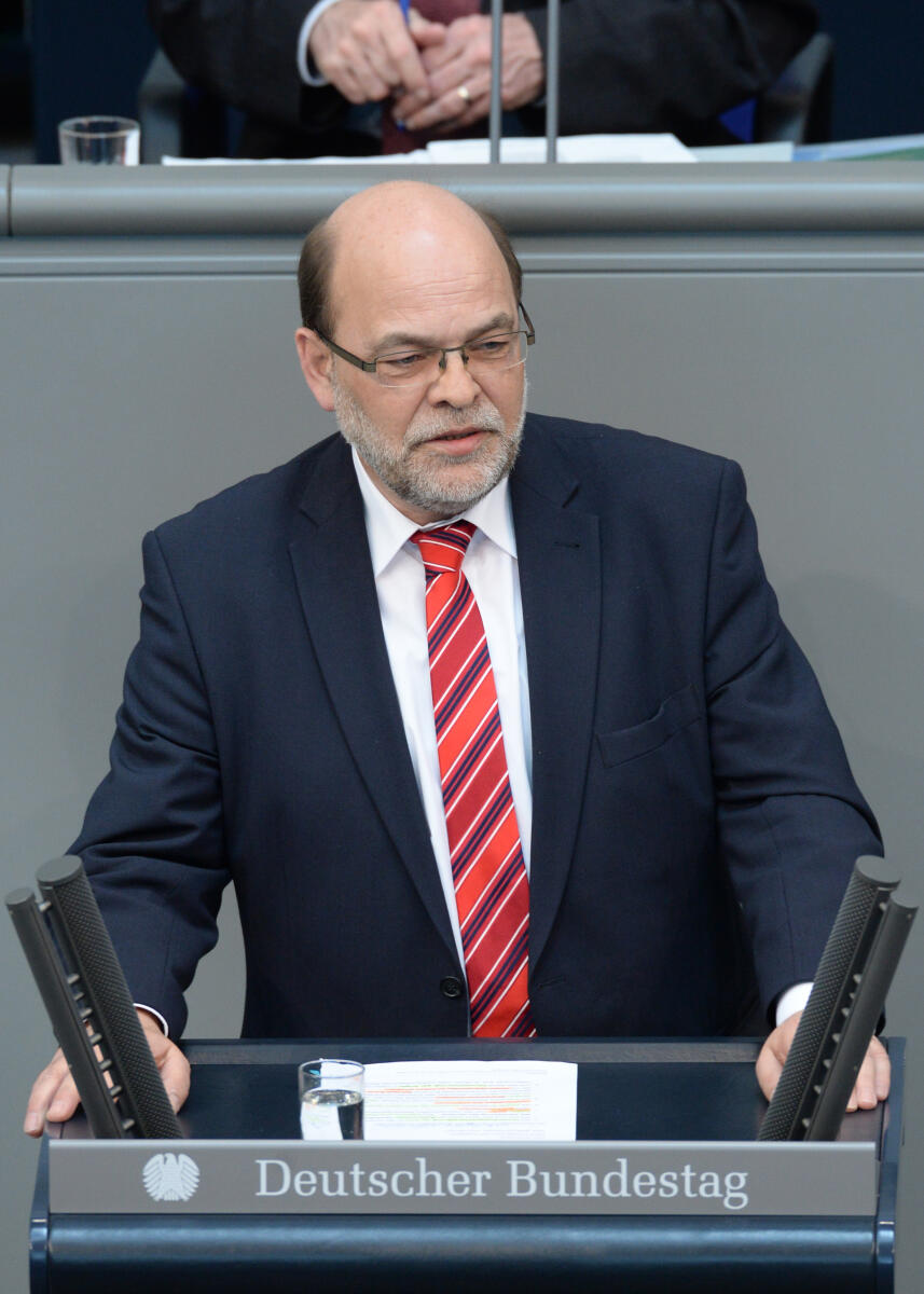 Spinrath, Norbert Norbert Spinrath, SPD, Bundestagsabgeordneter, Abgeordneter, Mitglied des Deutschen Bundestages, MdB, Rede, Deutscher Bundestag, 23. Sitzung, ZP 2, Thema: Regierungserklärung zum Europäischen Rat, Redner 6.; Rednerpult.