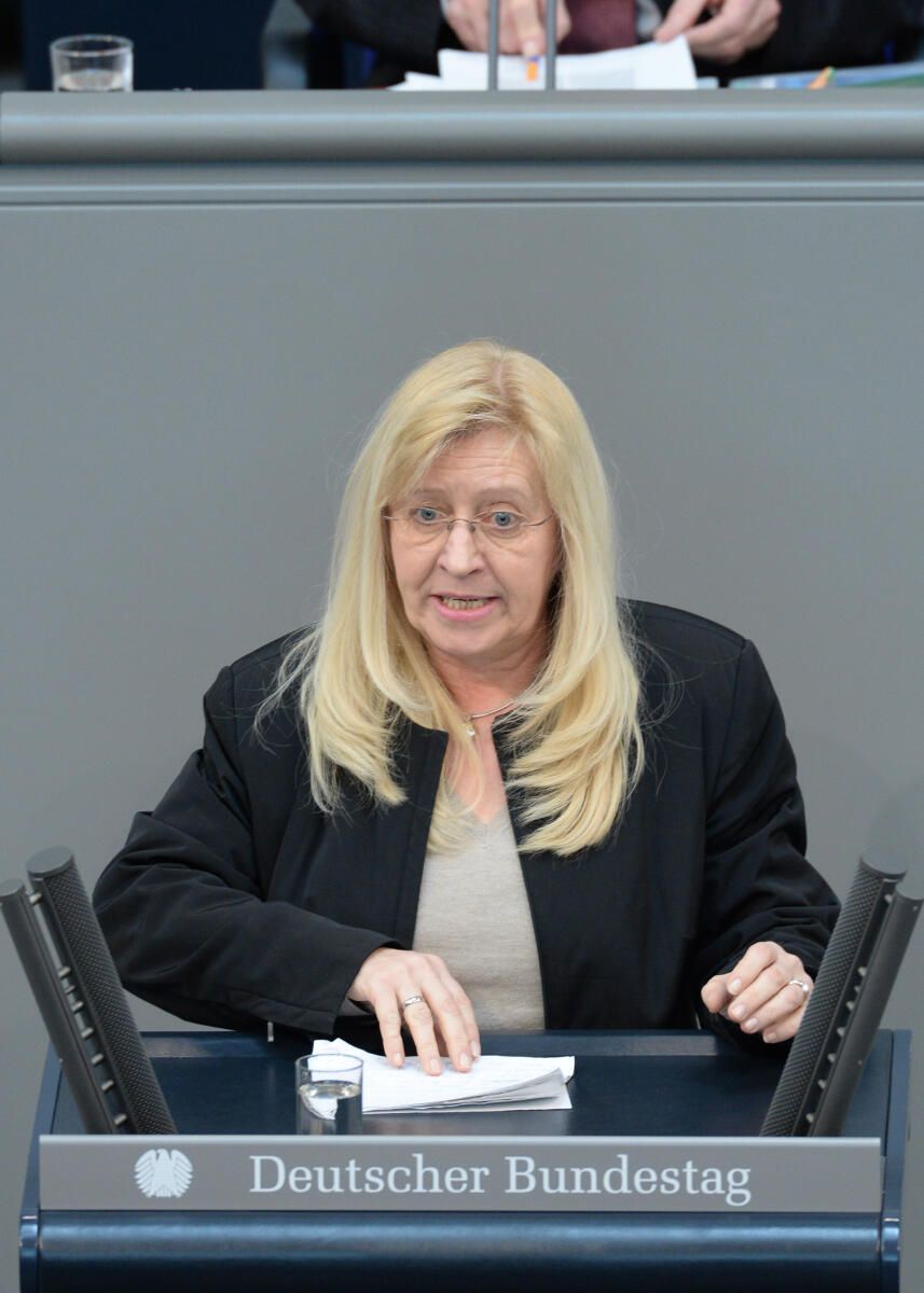 Gabriele Groneberg, SPD, Bundestagsabgeordnete, Abgeordnete, Mitglied des Deutschen Bundestages, MdB, Rede, Deutscher Bundestag, 23. Sitzung, ZP 2, Thema: Regierungserklärung zum Europäischen Rat, Redner 9.; Rednerpult. Groneberg, Gabriele Gabriele Groneberg, SPD, Bundestagsabgeordnete, Abgeordnete, Mitglied des Deutschen Bundestages, MdB, Rede, Deutscher Bundestag, 23. Sitzung, ZP 2, Thema: Regierungserklärung zum Europäischen Rat, Redner 9.; Rednerpult.