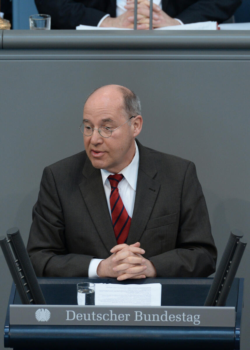 Dr. Gregor Gysi, DIE LINKE, Bundestagsabgeordneter, Abgeordneter, Mitglied des Deutschen Bundestages, MdB, Rede, Deutscher Bundestag, 14. Sitzung, Top 4, Thema: Bundeswehreinsatz in Afghanistan (ISAF), Redner 2.; Rednerpult. Gysi, Gregor Dr. Gregor Gysi, DIE LINKE, Bundestagsabgeordneter, Abgeordneter, Mitglied des Deutschen Bundestages, MdB, Rede, Deutscher Bundestag, 14. Sitzung, Top 4, Thema: Bundeswehreinsatz in Afghanistan (ISAF), Redner 2.; Rednerpult.