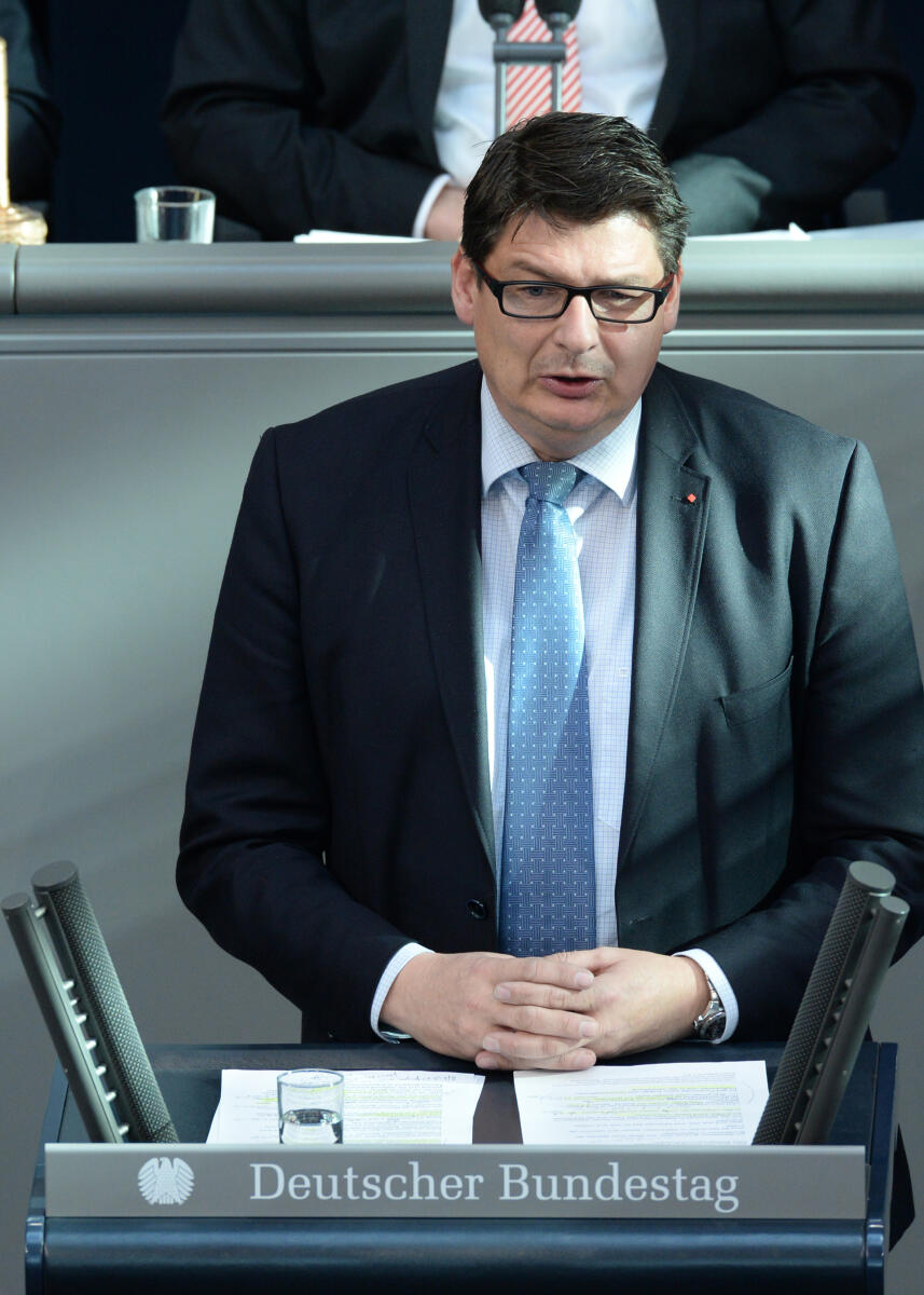 Stefan Rebmann, SPD, Bundestagsabgeordneter, Abgeordneter, Mitglied des Deutschen Bundestages, MdB, Rede, Deutscher Bundestag, 14. Sitzung, Top 4, Thema: Bundeswehreinsatz in Afghanistan (ISAF), Redner 8.; Rednerpult. Rebmann, Stefan Stefan Rebmann, SPD, Bundestagsabgeordneter, Abgeordneter, Mitglied des Deutschen Bundestages, MdB, Rede, Deutscher Bundestag, 14. Sitzung, Top 4, Thema: Bundeswehreinsatz in Afghanistan (ISAF), Redner 8.; Rednerpult.
