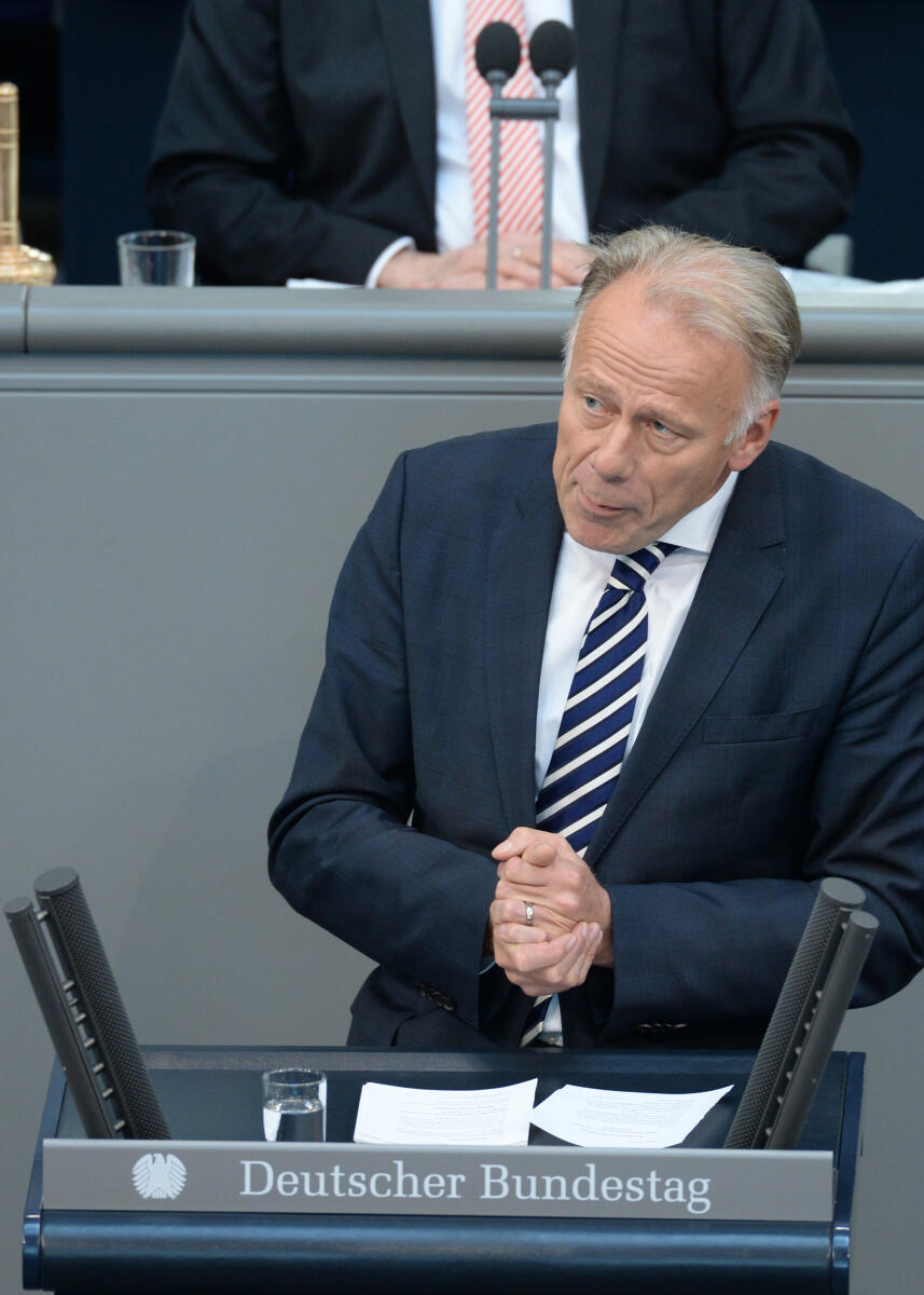 Jürgen Trittin, Bündnis 90/Die Grünen, Bundestagsabgeordneter, Abgeordneter, Mitglied des Deutschen Bundestages, MdB, Rede, Deutscher Bundestag, 14. Sitzung, Top 4, Thema: Bundeswehreinsatz in Afghanistan (ISAF), Redner 4.; Rednerpult. Trittin, Jürgen Jürgen Trittin, Bündnis 90/Die Grünen, Bundestagsabgeordneter, Abgeordneter, Mitglied des Deutschen Bundestages, MdB, Rede, Deutscher Bundestag, 14. Sitzung, Top 4, Thema: Bundeswehreinsatz in Afghanistan (ISAF), Redner 4.; Rednerpult.