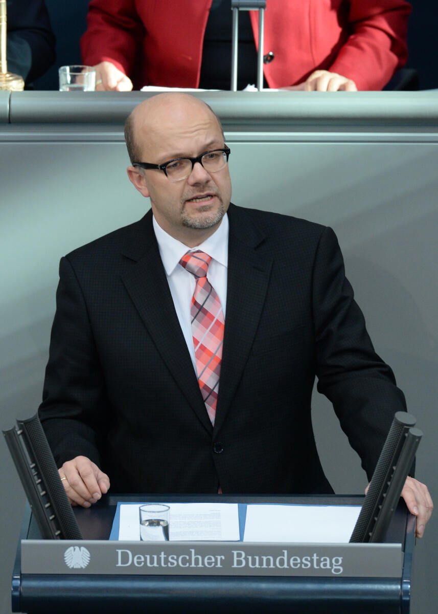 Dr. Fritz Felgentreu, SPD, Bundestagsabgeordneter, Abgeordneter, Mitglied des Deutschen Bundestages, MdB, Rede, Deutscher Bundestag, 14. Sitzung, Top 4, Thema: Bundeswehreinsatz in Afghanistan (ISAF), Redner 10.; Rednerpult. Felgentreu, Fritz Dr. Fritz Felgentreu, SPD, Bundestagsabgeordneter, Abgeordneter, Mitglied des Deutschen Bundestages, MdB, Rede, Deutscher Bundestag, 14. Sitzung, Top 4, Thema: Bundeswehreinsatz in Afghanistan (ISAF), Redner 10.; Rednerpult.